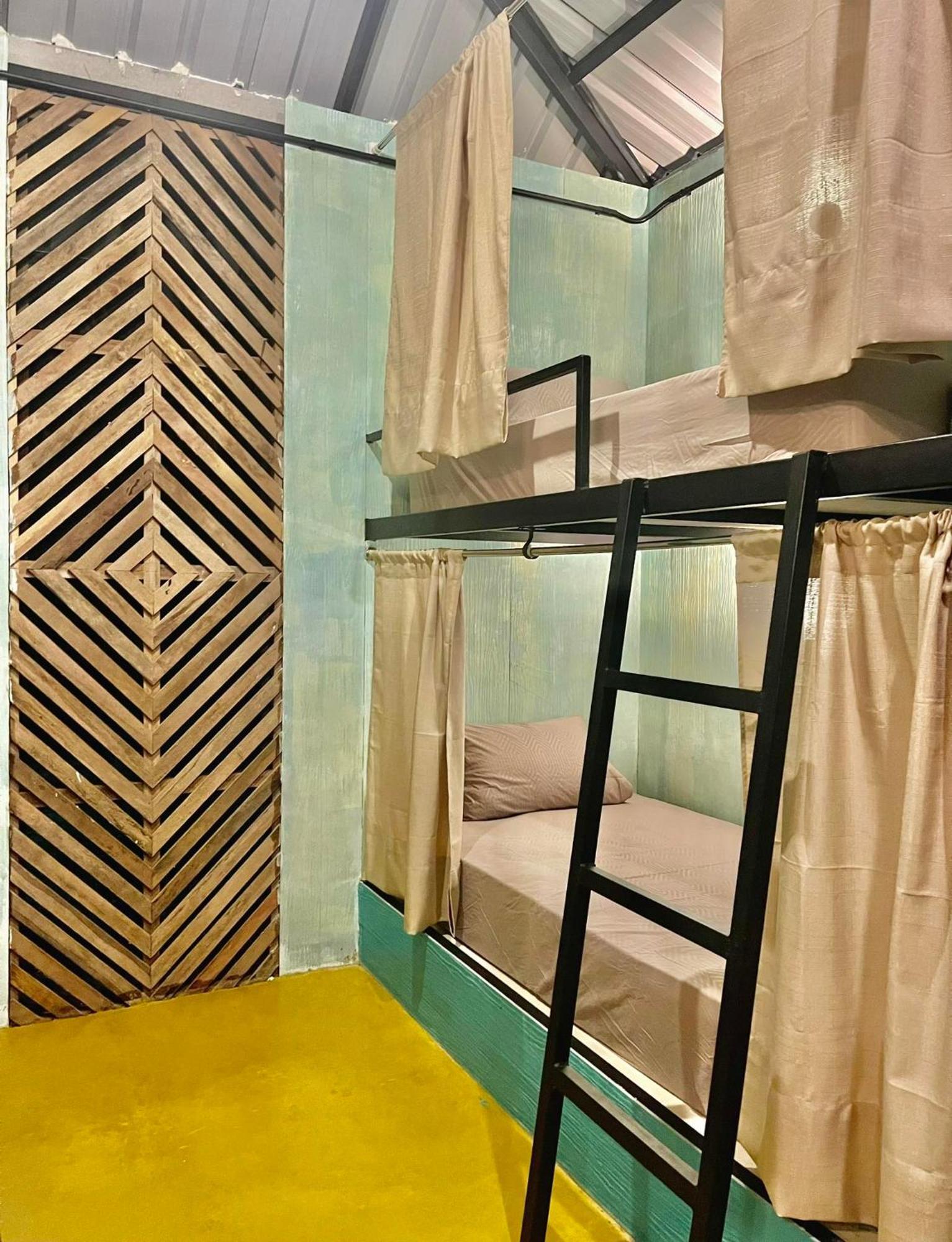Tropical Hostel パヤム島 エクステリア 写真